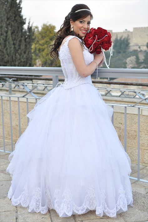 <b>(שמלת כלה: דולצ'ה ויטה, איפור ושיער: סלון ענבר, צילום: מאחורי הקלעים)</b>