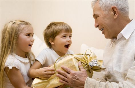 <b>קצת נחת מהנכדים (צילום: shutterstock)</b>