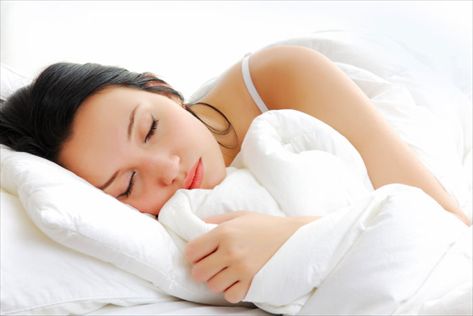 <b>מסתבר שהכי רומנטי זה לישון באלכסון (צילום: Shutterstock)</b>